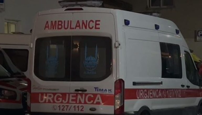 AKSIDENT NË ELBASAN/ Automjeti përplas këmbësorin! 54-vjeçari dërgohet në spital