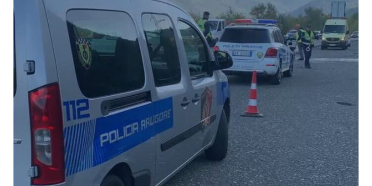 AKSIDENT I FRIKSHËM NË RRUGËN E KOMBIT/ Plagosen rëndë 6 persona