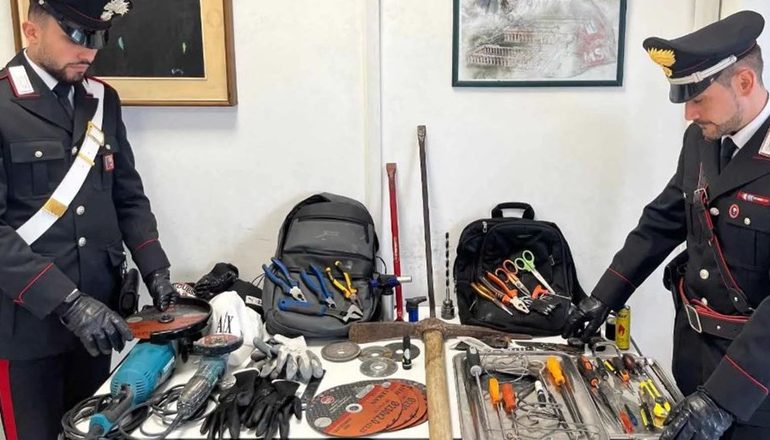 BËNIN NAMIN ME VJEDHJE/ Arrestohen “skifterat” e shqipërisë në Itali! Kërcënuan karabinierët, u gjenden kazma, leva dhe…
