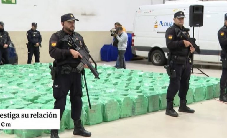 “SHTËPIA SI E PABLO ESCOBAR”/ Arrestohet shefi i policisë, ndihmonte kriminelët të shkarkonin drogën nga Ekuadori, fshehu 20 mln euro në mur
