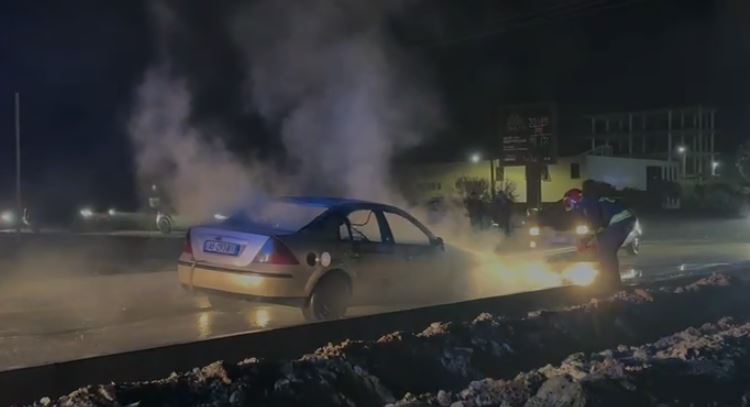 MAKINA MERR FLAKË NË ECJE/ Zjarrfikësja në vendin e ngjarjes, çfarë ndodhi me shoferin