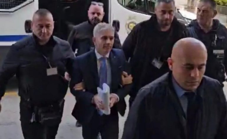 KONCESIONI I STERILIZIMIT/ Biznesmeni Ilir Rrapaj sillet me pranga në duar në Komisionin hetimor të Shëndetësisë