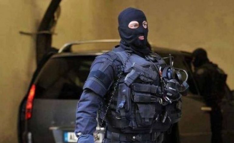DETAJE NGA OPERACIONI POLICOR/ Gjendet kokainë dhe përzierës në fshatin Qerekë, dyshohet për laborator droge te “Kodra e Diellit 2”