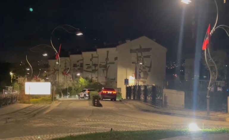 MAKINA E POLICISË HYN NË REZIDENCË/ Pamje nga aksioni antidrogë te “Kodra e Diellit 2”