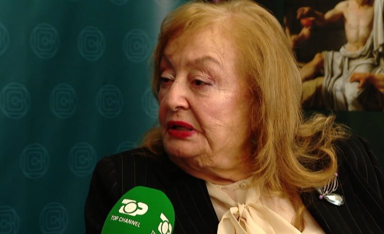 PANAIRI I HELENËS PA KADARE/ Rrëfehet bashkëshortja e gjeniut të letrave: Më duket sikur do shfaqet në çdo çast