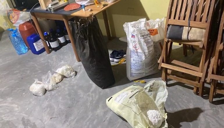 PAMJET E OPERACIONIT ANTI-DROGË NË TIRANË/ Kokaina e sekuestruar, mijera euro dhe peso kolumbiane