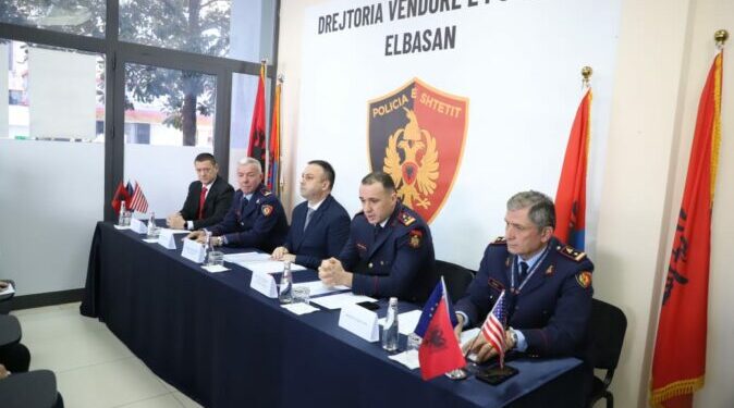POLICIA ME DREJTUES NË QARQE/ Ministri Hoxha prezanton “kryepolicët” në Elbasan e Korçë: Çmontim grupeve kriminale