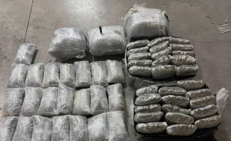 KALOI KUFIRIN NGA SHQIPËRIA NË MALIN E ZI/ 35-vjeçari kapet me 76 kg kanabis në makinë