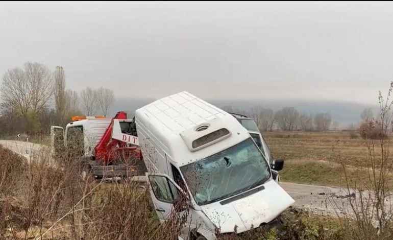 E RËNDË/ Aksident i dyfishtë në Maliq, shtatë persona të plagosur