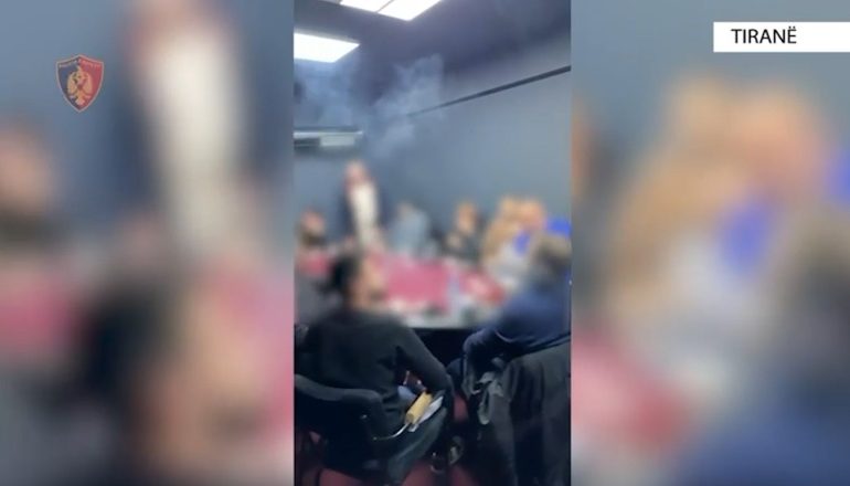 EMRAT/ Policia i ‘kap mat’ në tavolinën e pokerit, 29 të arrestuar në Tiranë! 1 në kërkim, sekuestrohen para