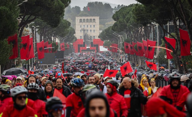 FESTA E PAVARËSISË/ Detaje nga parada e madhe më 28 Nëntor, hapja te sheshi “Nënë Tereza”