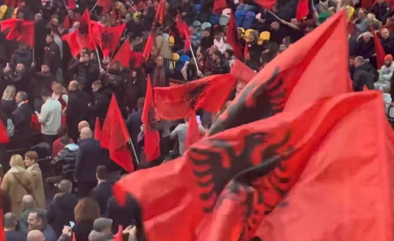 TAKIMI ME SHQIPTARËT NË LONDËR/ Salla plot dhe flamuj që valëviten, Rama ndan pamjet: Emocione kuqezi