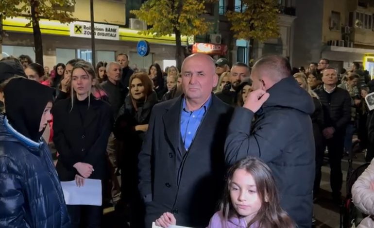 FOTOLAJM/ Protesta për vrasjen e 14-vjeçarit, babai i Martin Canit i pranishëm në protestë