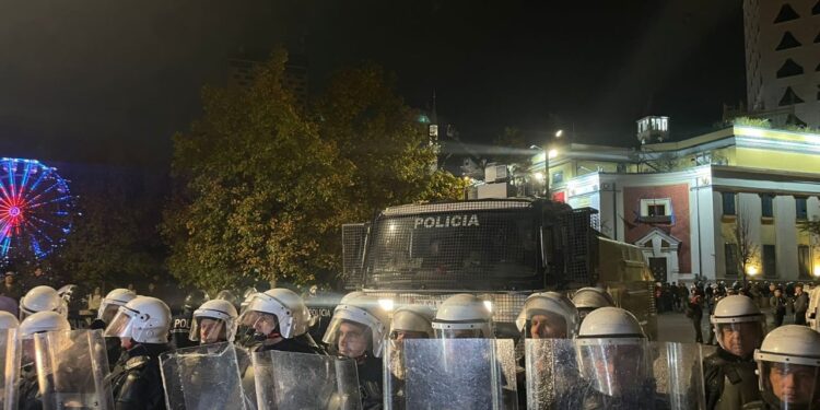 TRI ORË “MOSBINDJE CIVILE”/ Mbyllet protesta e opozitës, rikthehet në normalitet qarkullimi i mjeteve