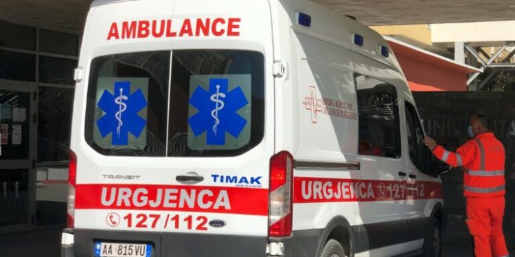 PËRSËRI TRAGJEDI/ Po rregullonte antenën, kryefamiljari në Durrës bie aksidentalisht nga lartësia dhe humb jetën