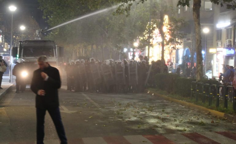 PAMJET/ Momentet pikante, çfarë nuk u pa nga protesta 3-orëshe e opozitës