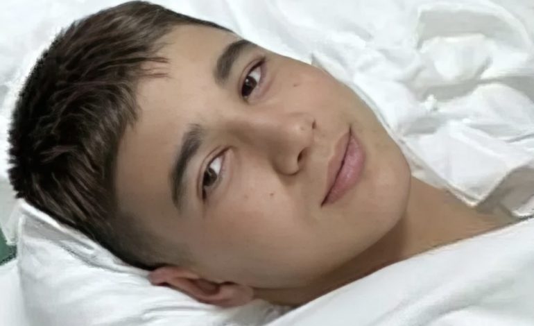 “PRINDËRIT E MI JANË TË VARFËR”/ U plagos me thikë, Luis Meçja kërkon ndihmë: Jam qëlluar 4 herë me thikë