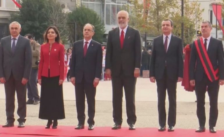112-VJETORI I PAVARËSISË/ Vlora ‘mbledh’ liderët e shtetit, i pranishëm në ceremoni edhe Albin Kurti