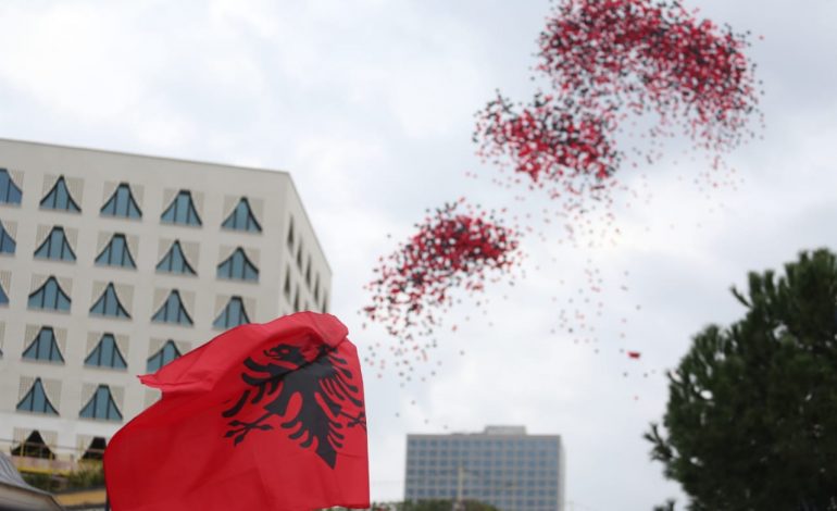 112-VITE SHTET/ Ceremonia e ngritjes së flamurit në sheshin Skënderbej (FOTO)
