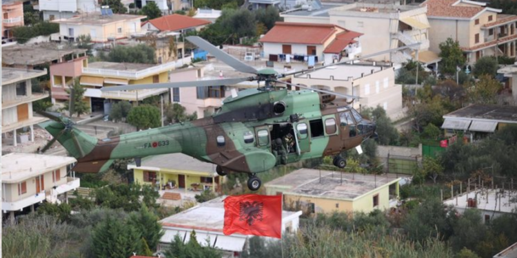 FESTIMET PËR 28 NËNTORIN/ Forcat e Armatosura dhurojnë spektakël në Vlorë