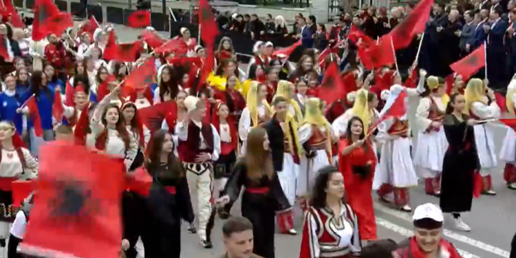 FESTA KUQEZI/ Parada për 112-vjetorin e Pavarësisë “kthen” në rrënjët e atdheut shqiptarët nga e gjithë bota
