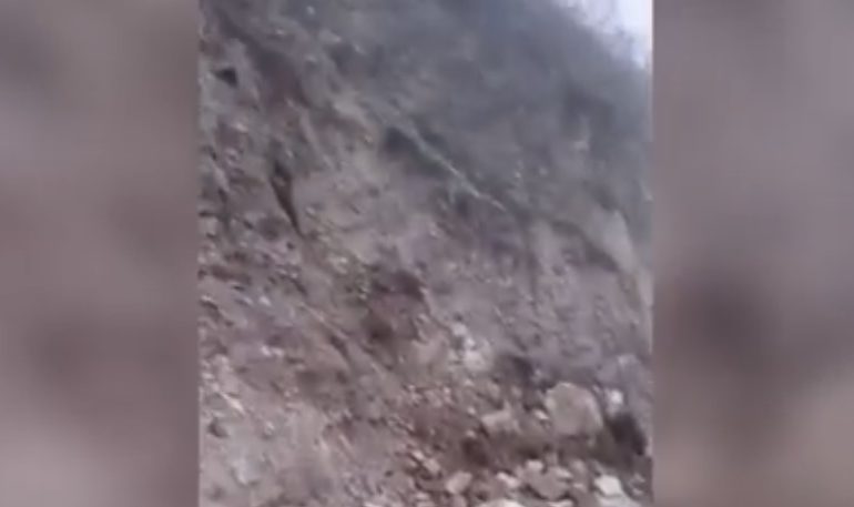 BLLOKOHET RRUGA NË ELBASAN/ Mot i keq dhe rrëshqitje dherash, vështirësohet qarkullimi