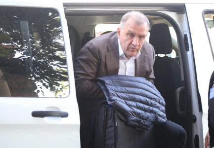 “STERILIZIMI”/ lir Beqaj rikthehet në Kuvend për dëshminë, me pranga poshtë xhaketës sillet nga burgu