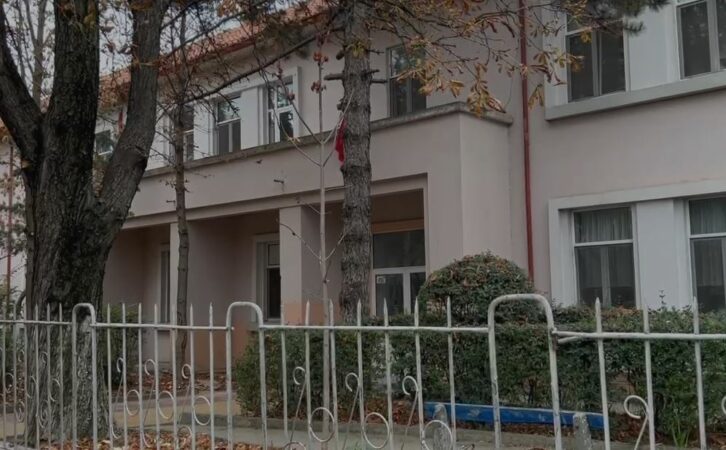 DETAJE NGA ARRESTIMI I MËSUESIT NË KORÇË/ I ngacmonte me mesazhe prej një muaji, vajzat dorëzuan telefonat në polici