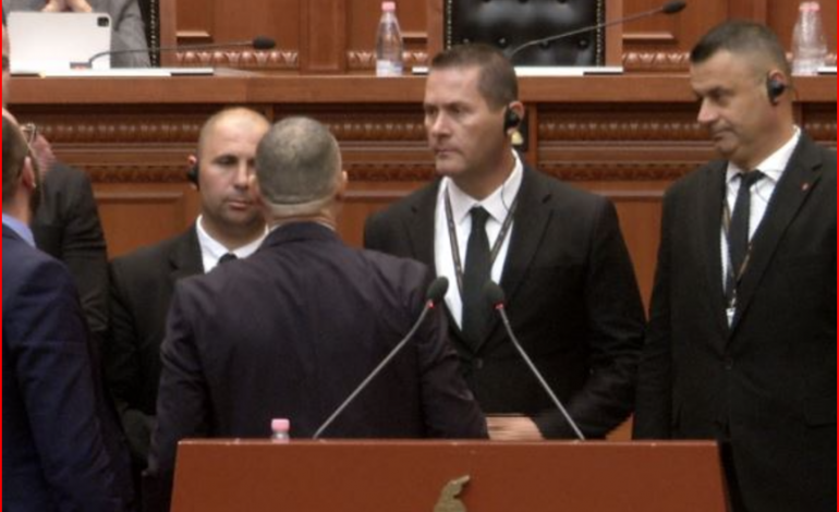 TENSIONE NË KUVEND/ Dogjani përplaset me punonjësit e Gardës. Spiropali: Po provokoni një sallë të tërë…