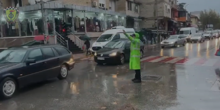 MOTI I KEQ ME RESHJE SHIU DHE ERË TË FORTË/ Policia Rrugore apel drejtuesve të mjeteve: Moderoni shpejtësinë dhe…