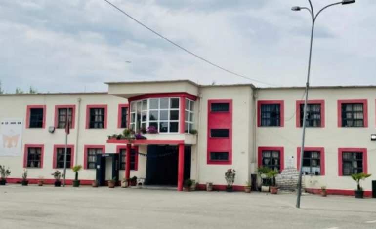 E RËNDË/ Nxënësit sherr me thika në shkollën 9-vjeçare të Tiranës, 14-vjeçari përfundon në spital