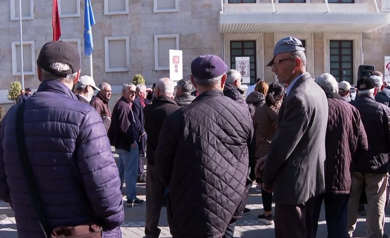 “PAGAT I DYFISHUAT, NE NA VARFËRUAT”/ Pensionistët sërish protestë
