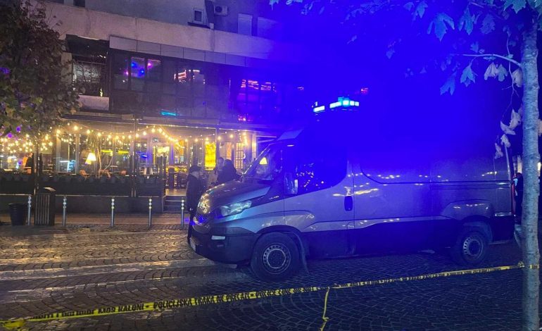 PAMJE TË RËNDA NGA VRASJA E DYFISHTË NË KOSOVË/ Një nga viktimat shihet pa jetë në karrige brenda lokalit