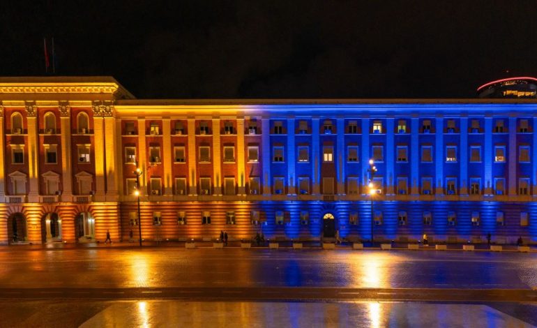 FOTOLAJM/ 1000 ditë nga nisja e agresionit rus, Kryesia e Kuvendit ndriçohet me ngjyrat e flamurit të Ukrainës