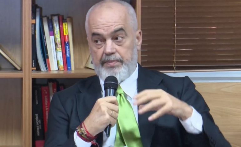 “ÇDO SHKOLLË DUHET TË KETË FERMËN E VET”/ Rama: Fëmijëve u duket sikur domatet ua sjell “Tik Tok”