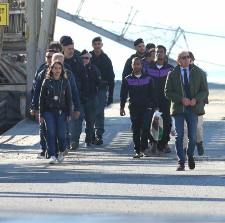 PAS VENDIMIT TË GJYKATËS/ Boshatiset kampi i Gjadrit, emigrantët nisen drejt Barit