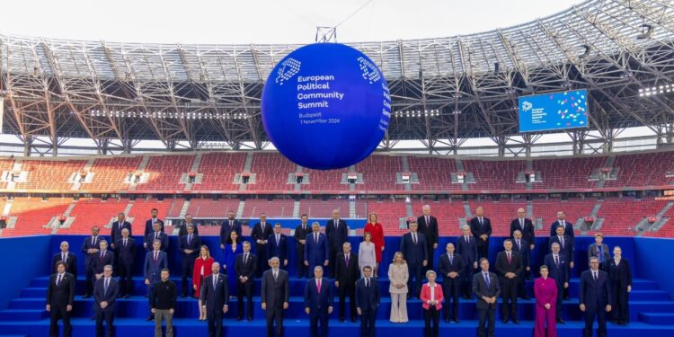 RAMA KRAH ORBAM DHE MICHEL/ Publikohet FOTO familjare e takimit të Komunitetit Politik Europian