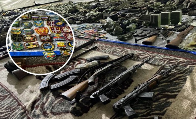 NGA ARMËT E RËNDA DHE GRANAT TE SIMBOLET RUSE E SERBE/ Çfarë u zbulua në arsenalin e sekuestruar në veri të Kosovës