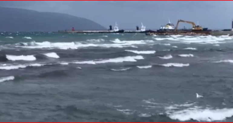 PËRKEQËSIMI I KUSHTEVE ATMOSFERIKE/ Ndalohet lundrimi në Vlorë, ja kur pritet të përmirësohet situata