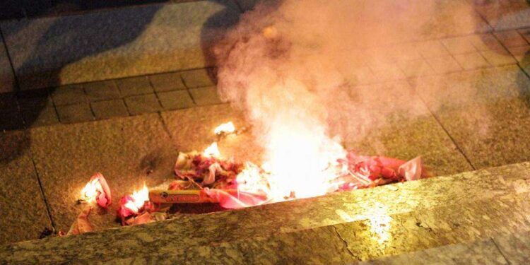 RRITEN TENSIONET ETNIKE NË SHKUP/ Policia valë arrestimesh mes shqiptarëve, i akuzon për djegie të flamurit maqedonas