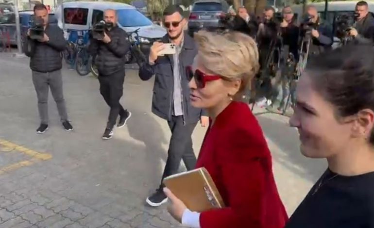 E SHOQËRUAR NGA E BIJA/ Monika Kryemadhi paraqitet në SPAK! Pritet të marrë…