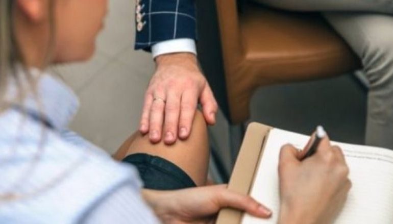 SHOKUESE NË KORÇË/ Arrestohet mësuesi, ngacmoi seksualisht dy nxënëse, iu dërgonte në “Whatsapp”…