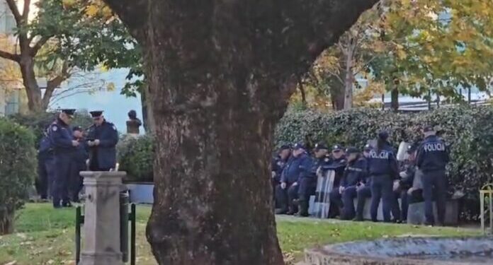VOTIMI I BUXHETIT 2025/ Policia blindon Kuvendin për protestën e opozitës, në terren edhe zjarrfikëse