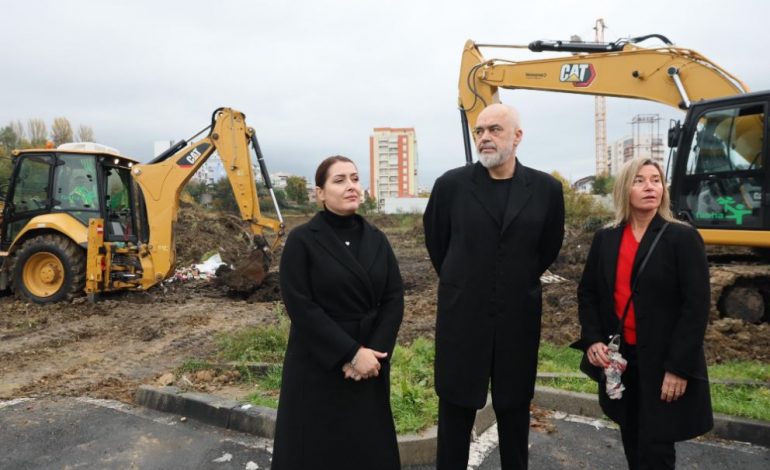 NIS NDËRTIMI I KAMPUSIT TË KOLEGJIT TË EUROPËS NË TIRANË/ Rama, Manastirliu dhe Mogherini inspektojnë punimet nga afër