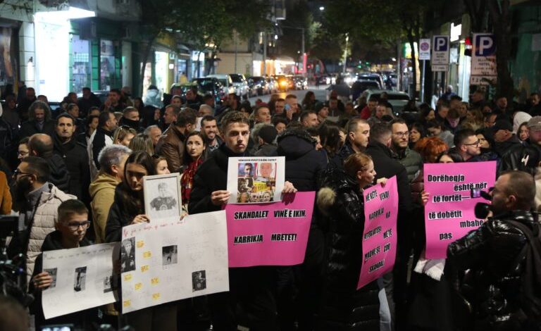 VRASJA E MARTIN CANIT/ Protesta qytetare para Ministrisë së Arsimit: Institucionet e papërgjegjshme vrasin