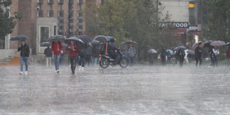 PËRKEQËSOHET MOTI/ Rrebeshe intensive dhe dëborë në 700 metër lartësi