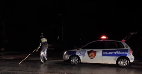 AKSIDENT NË MALIQ/ Makina përplas bariun dhe delet e tij, shoferi largohet nga vendngjarja
