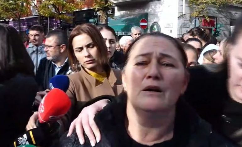 “E ÇUAM NË SHKOLLË DHE JO NË LUFTË”/ Tezja e Martin Canit humb ndjenjat në protestë