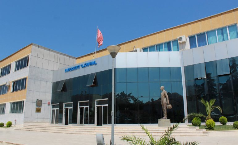 DYSHOHET SE MORI PARA BASHKË ME KOLEGËT NGA STUDENTËT/ Ndalohet në Rinas pedagogia e Universitetit të Elbasanit