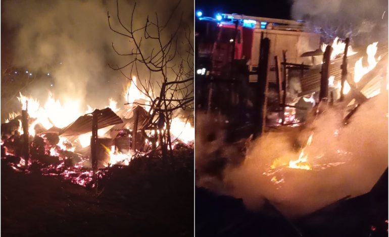 DETAJET E PARA/ Përfshihet nga flakët magazina me bazë ushqimore në Kolonjë, dy zjarrfikëse në vendngjarje